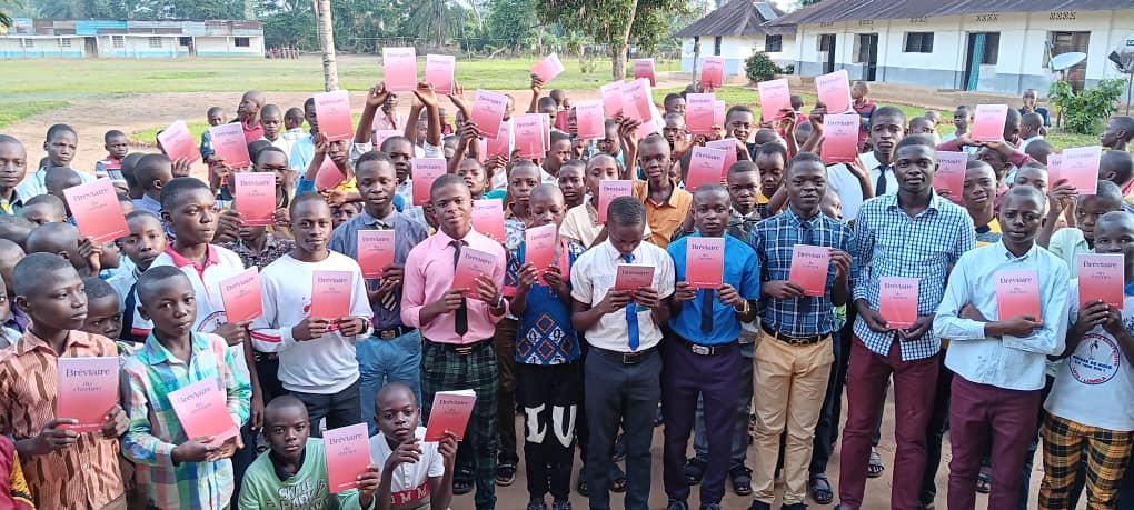 Image: Don de bréviaires au Petit Séminaire Saint Kizito/LOTO